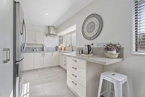 Photo of property in 27 Pohutukawa Avenue, Shelly Park, Auckland, 2014