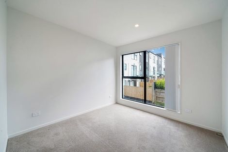 Photo of property in 2/105 Hobsonville Road, West Harbour, Auckland, 0618