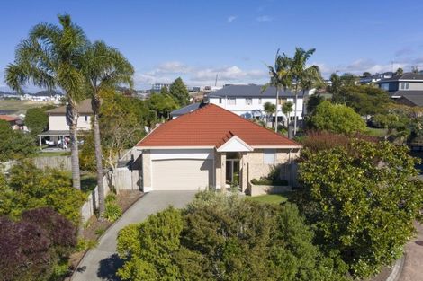 Photo of property in 13 Te Hoe Grove, Pinehill, Auckland, 0632