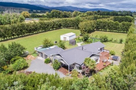 Photo of property in 290 Heatherlea Road East, Levin, 5571