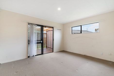 Photo of property in 32 Aviemore Drive, Highland Park, Auckland, 2010