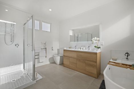 Photo of property in 226 East Coast Road, Forrest Hill, Auckland, 0620