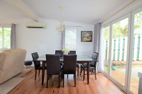 Photo of property in 21 Grassmere Road, Henderson Valley, Auckland, 0612