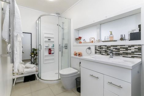 Photo of property in 19 Laurina Road, Sunnynook, Auckland, 0620