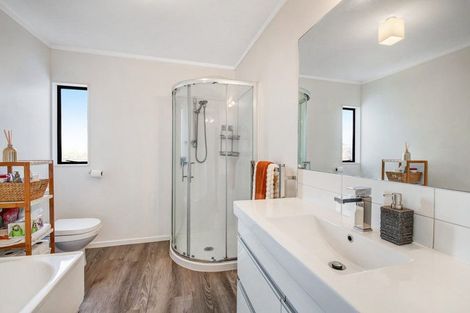 Photo of property in 13 Red Beach Road, Red Beach, 0932