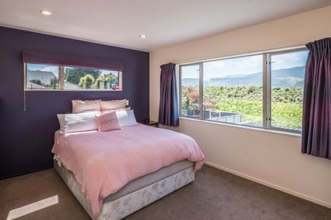 Photo of property in 61 Quadrant Heights, Paraparaumu, 5032