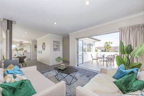 Photo of property in 69 Buscomb Avenue, Henderson, Auckland, 0610