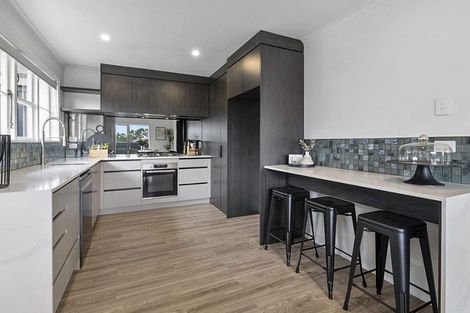 Photo of property in 390 Mangorei Road, Merrilands, New Plymouth, 4312