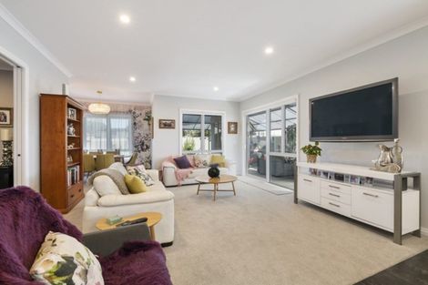 Photo of property in 124 Johnstone Drive, Fitzherbert, Palmerston North, 4410