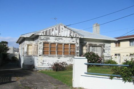 Photo of property in 121 Queens Drive, Lyall Bay, Wellington, 6022