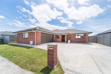 Photo of property in 11 Atlantic Drive, Fitzherbert, Palmerston North, 4410