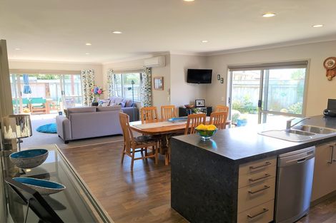 Photo of property in 30 Simpson Crescent, Raumati Beach, Paraparaumu, 5032