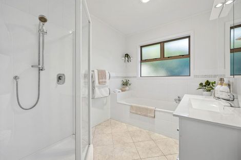 Photo of property in 5 Liston Crescent, Cockle Bay, Auckland, 2014