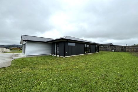 Photo of property in 8 Ash Close, Levin, 5510