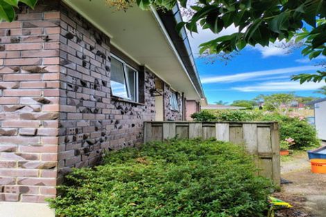Photo of property in 2/37 Blacklock Avenue, Henderson, Auckland, 0612