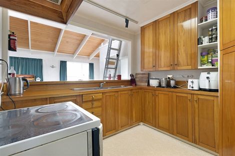 Photo of property in 21 Martin Place, Kelston, Auckland, 0602