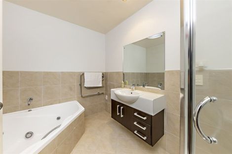 Photo of property in 23 Tuakura Way, The Gardens, Auckland, 2105