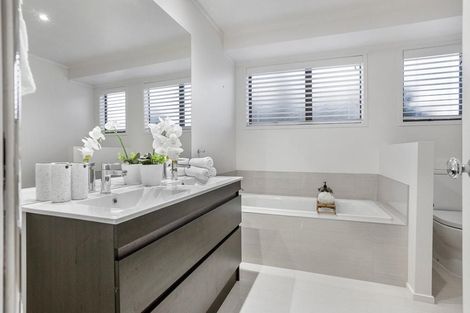 Photo of property in 3/28 Beach Road, Castor Bay, Auckland, 0620