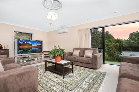 Photo of property in 8 Banksia Place, Goodwood Heights, Auckland, 2105