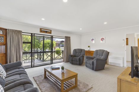 Photo of property in 6 Channing Crescent, Botany Downs, Auckland, 2010