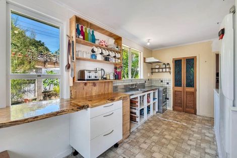 Photo of property in 102 Sunnyside Road, Sunnyvale, Auckland, 0612