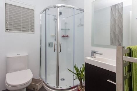 Photo of property in 1/16 Cornelian Crescent, Half Moon Bay, Auckland, 2012