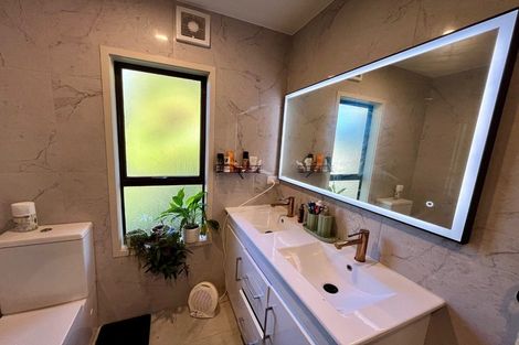 Photo of property in 2/11 Firle Place, Green Bay, Auckland, 0604