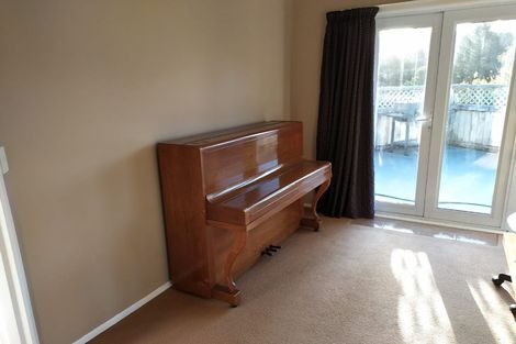 Photo of property in 5 Kendal Place, Merrilands, New Plymouth, 4312