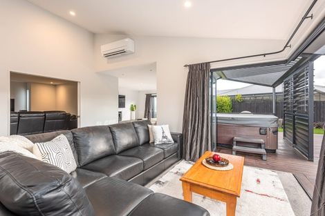 Photo of property in 14 Willowview Drive, Redwood, Christchurch, 8051