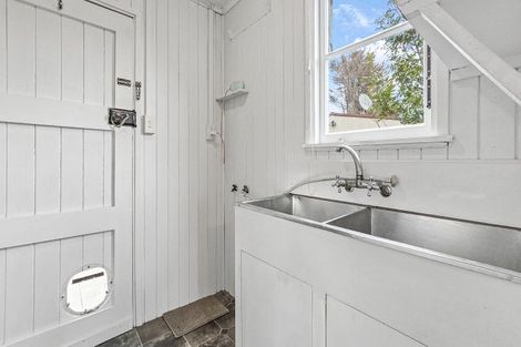 Photo of property in 1 Wyndham Road, Hannahs Bay, Rotorua, 3010