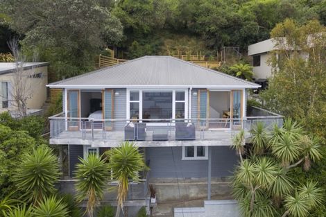Photo of property in 11 Fortification Road, Karaka Bays, Wellington, 6022