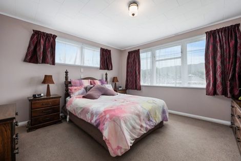 Photo of property in 42a Kowhai Avenue, Ebdentown, Upper Hutt, 5018