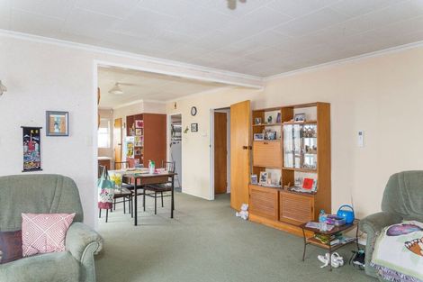 Photo of property in 5 Gladstone Street, Dannevirke, 4930