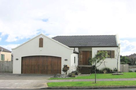 Photo of property in 1/7 Ribbonwood Crescent, Goodwood Heights, Auckland, 2105