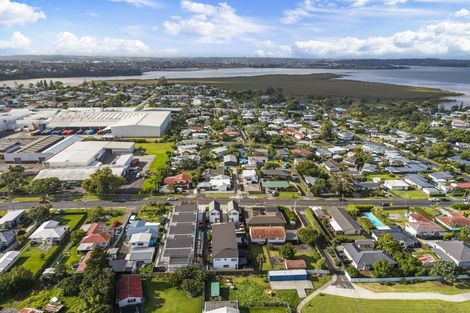 Photo of property in 7/69 Wharf Road, Te Atatu Peninsula, Auckland, 0610