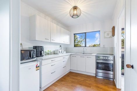 Photo of property in 1/6 Peterhouse Place, West Harbour, Auckland, 0618