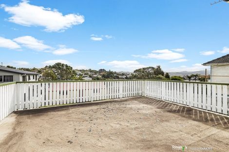 Photo of property in 15 Warrington Grove, Newlands, Wellington, 6037