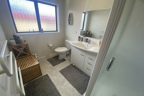 Photo of property in 7 Mark Edward Drive, Half Moon Bay, Auckland, 2012