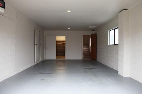 Photo of property in 17 Pitlochry Place, Highland Park, Auckland, 2010