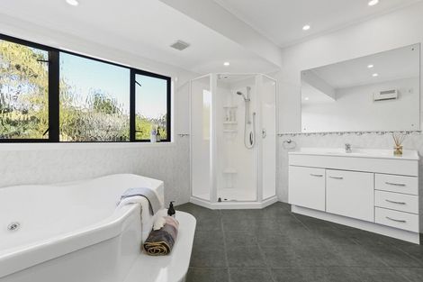 Photo of property in 6 May Avenue, Te Atatu South, Auckland, 0610