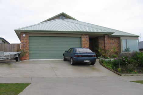 Photo of property in 32 Logan Way, Kelvin Grove, Palmerston North, 4414