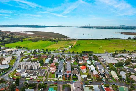 Photo of property in 2/19 Karamu Street, Te Atatu Peninsula, Auckland, 0610