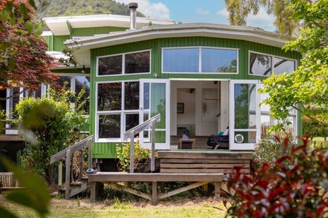 Photo of property in 84 Winara Avenue, Waikanae, 5036