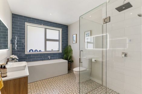 Photo of property in 5b Hobbs Road, Matakatia, Whangaparaoa, 0930