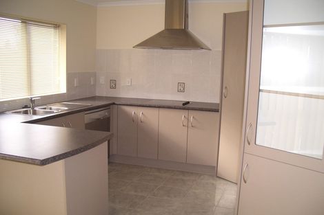 Photo of property in 5 Burton's Drive, Swanson, Auckland, 0614