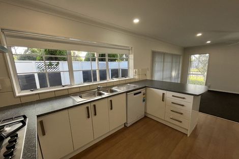 Photo of property in 2 Framalda Place, Conifer Grove, Takanini, 2112
