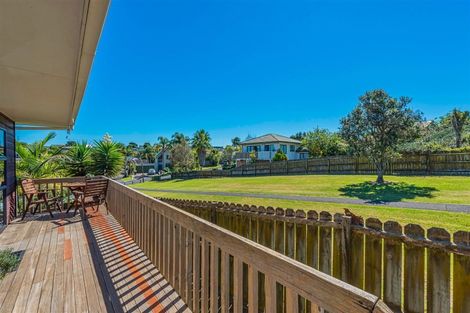 Photo of property in 2/1 Bass Street, West Harbour, Auckland, 0618