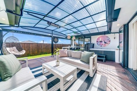 Photo of property in 42 Twin Parks Rise, Papakura, 2110