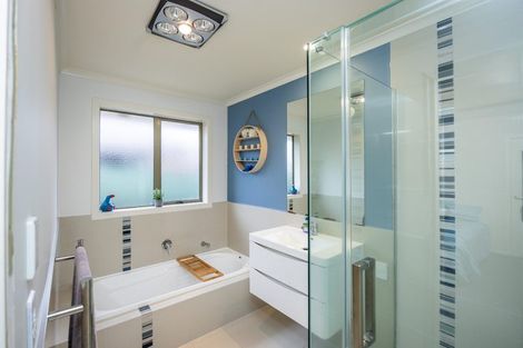 Photo of property in 17 Whitford Place, Rototuna North, Hamilton, 3210