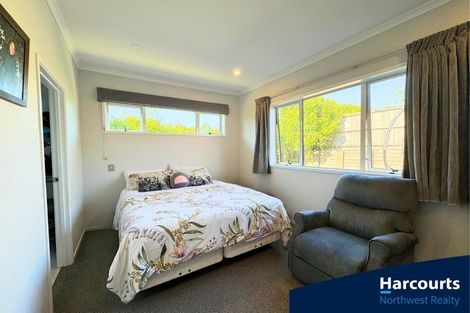 Photo of property in 5 Malbec Place, Huapai, Kumeu, 0810